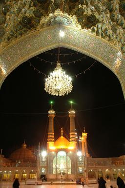 من هم دلیلِ حسرتِ افلاک میشوم / روزی که زیرِ پایِ شما خاک میشوم