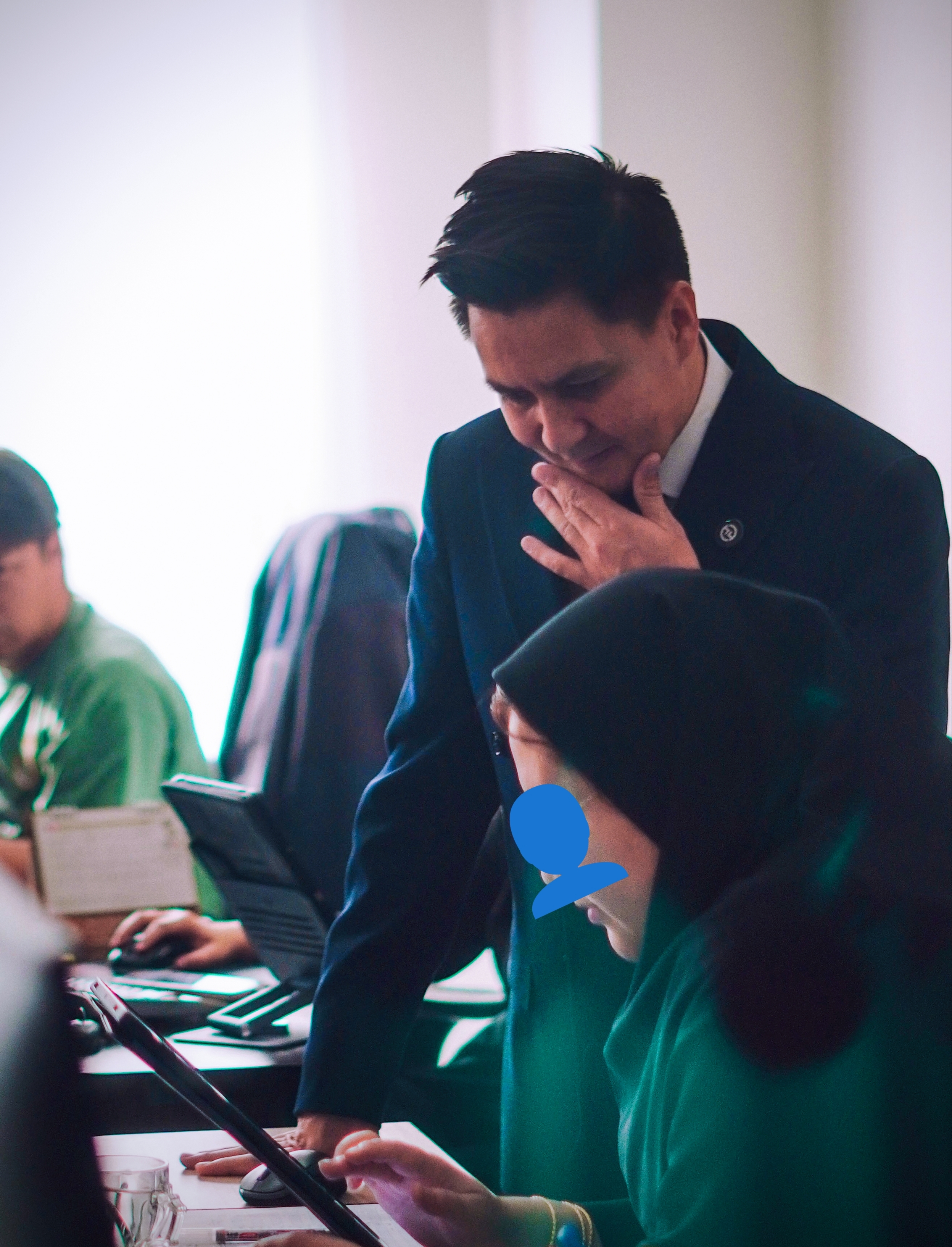 من در حال چک کردن موضوعی با همکارم