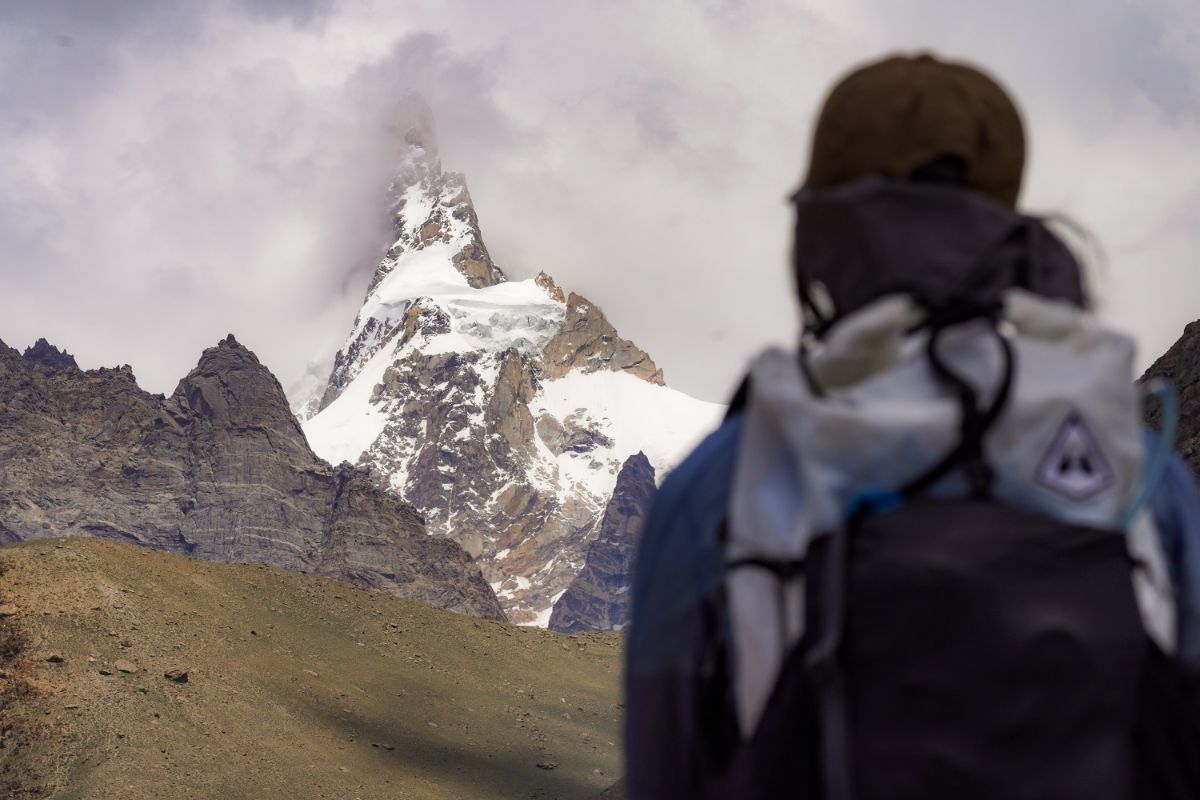 سیما در حال تماشای قله وحشی Baintha Brakk