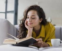 چرا هر انسانی نیاز به خواندن کتاب شعر دارد -2