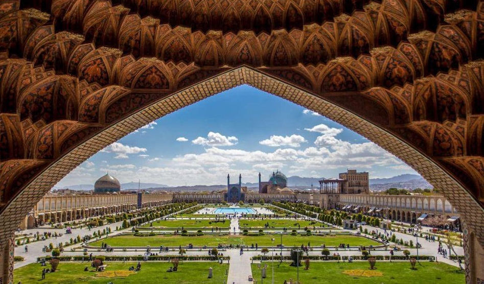 عمارت زیبا و شاهکار نقش جهان که در دوران خود هوشمندیهای خارق العاده و بینظیری داشته است