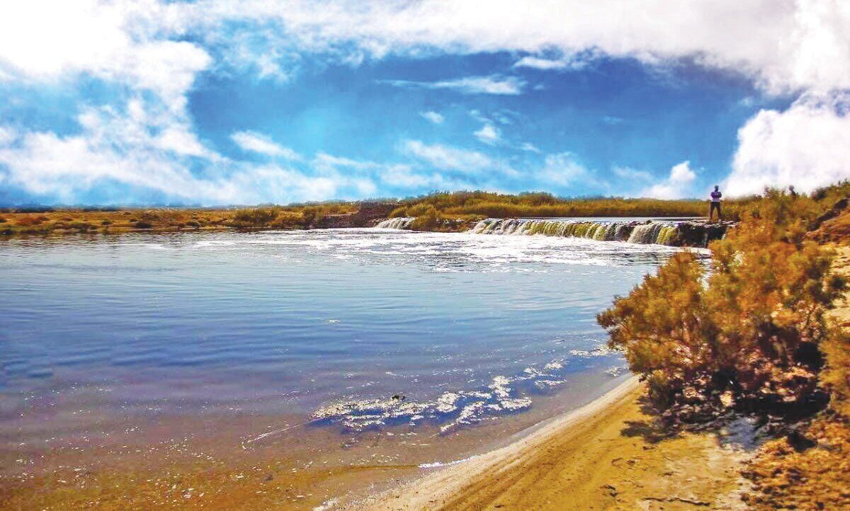 این تالاب (هامون جازموریان) به عنوان یکی از تالابهای فصلی مشترک بین سیستان و بلوچستان و کرمان است که با مساحت سه هزار و ۳۰۰ کیلومتر مربع بر اثر فرونشست زمین با ساختی جوان در فاصله ۱۵۰ کیلومتری غرب ایرانشهر ایجاد شده است.