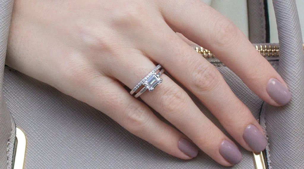 حلقه هاله‌دار با رینگ نگین دار: انگشتر با الماس مرکزی احاطه‌شده از سنگ‌های ریز، در کنار حلقه‌ای که با الماس‌های مشابه تزئین شده.