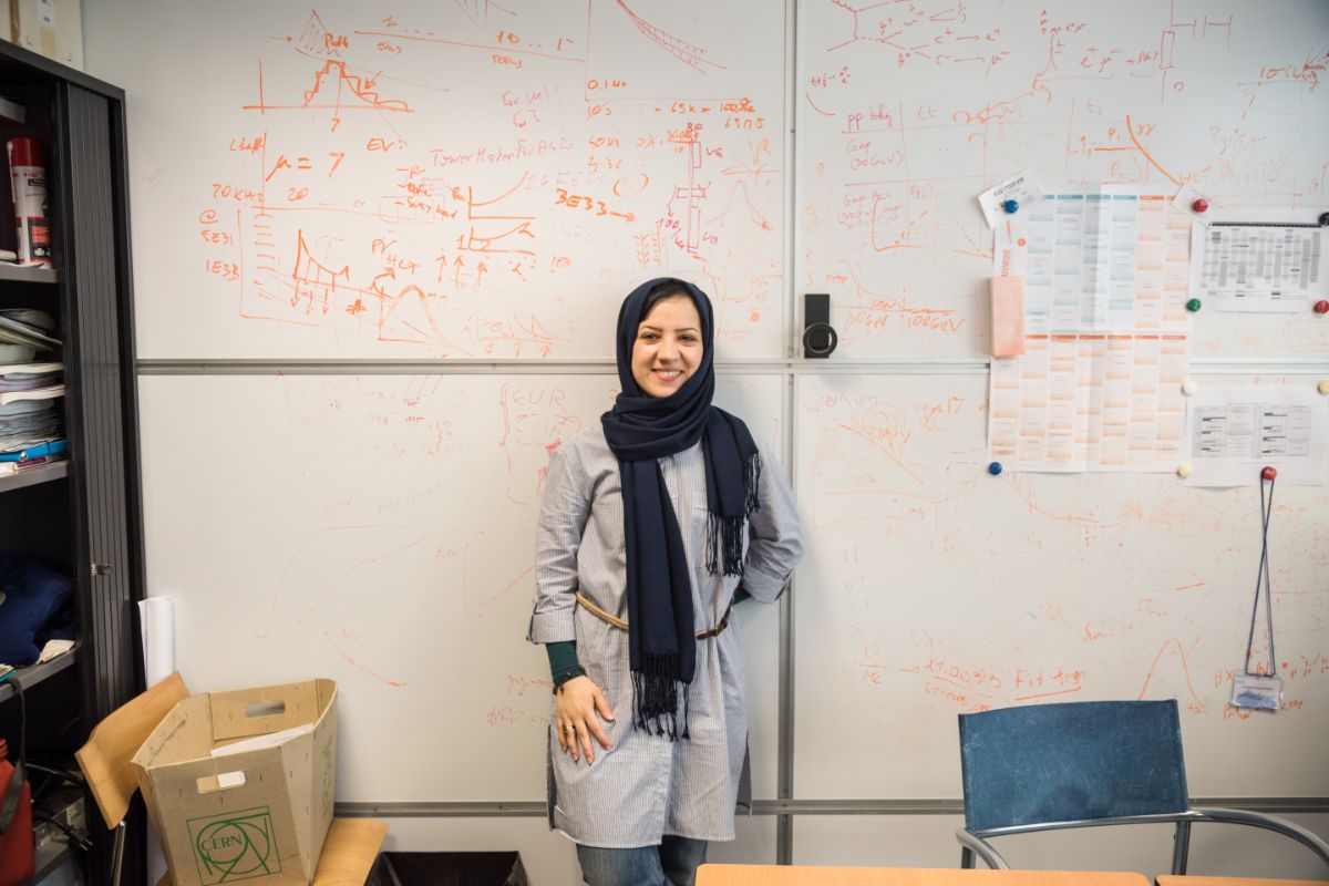 عبیده خانم در حال نوکری علمی (به بیان خودشان) در سرن