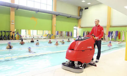 نظافت استخر با استفاده از اسکرابر