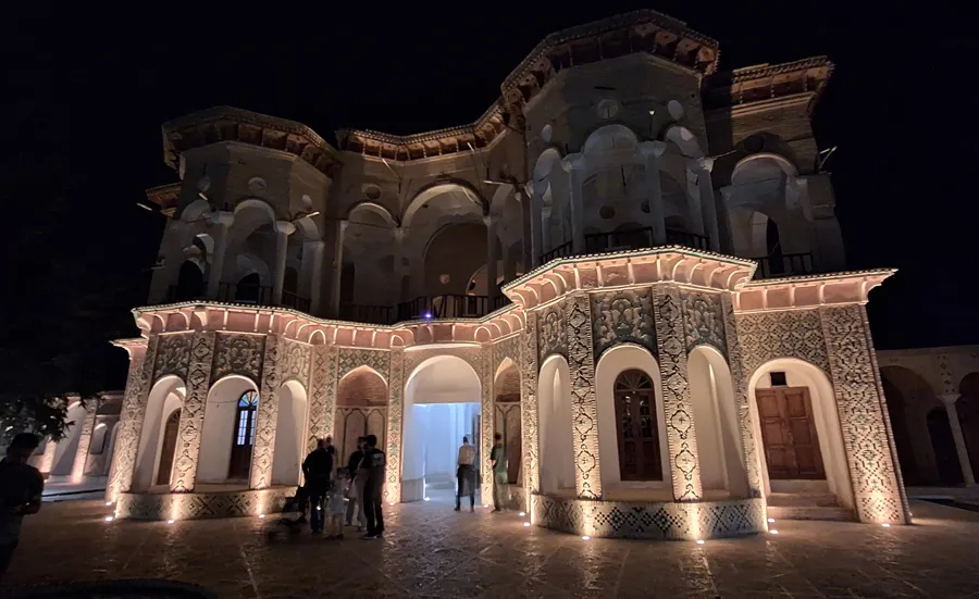 عمارت و قسمت قشلاقی باغ که در ورودی پایین هست