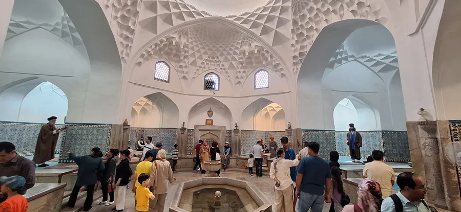 سقف بلند با گچبری زیبا حمام گنجعلی خان