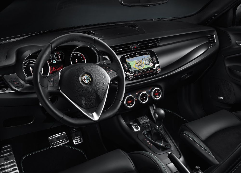 فضای داخلی آلفا رومئو از طرح های ساده ای استفاده میکند و امکانات مناسبی دارد و میتواند یک تجربه خوبی را برای شما به ارمغان بیاورد