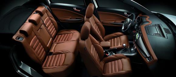 فضای پا در عقب خودرو تجربه جالبی برای بلند قد ها و پاهای بلند نخواهد داشت