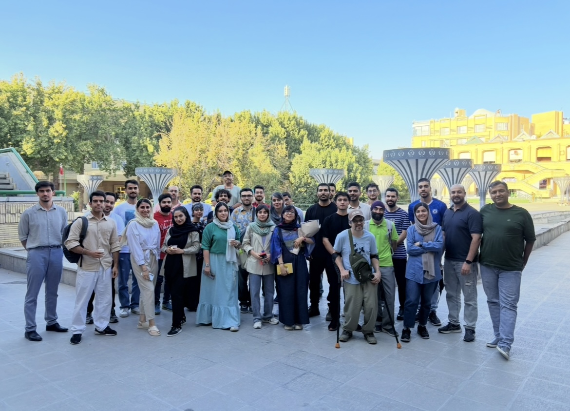 در نهایت، عکس دسته‌جمعی با حضور بیشتر شرکت‌کنندگان