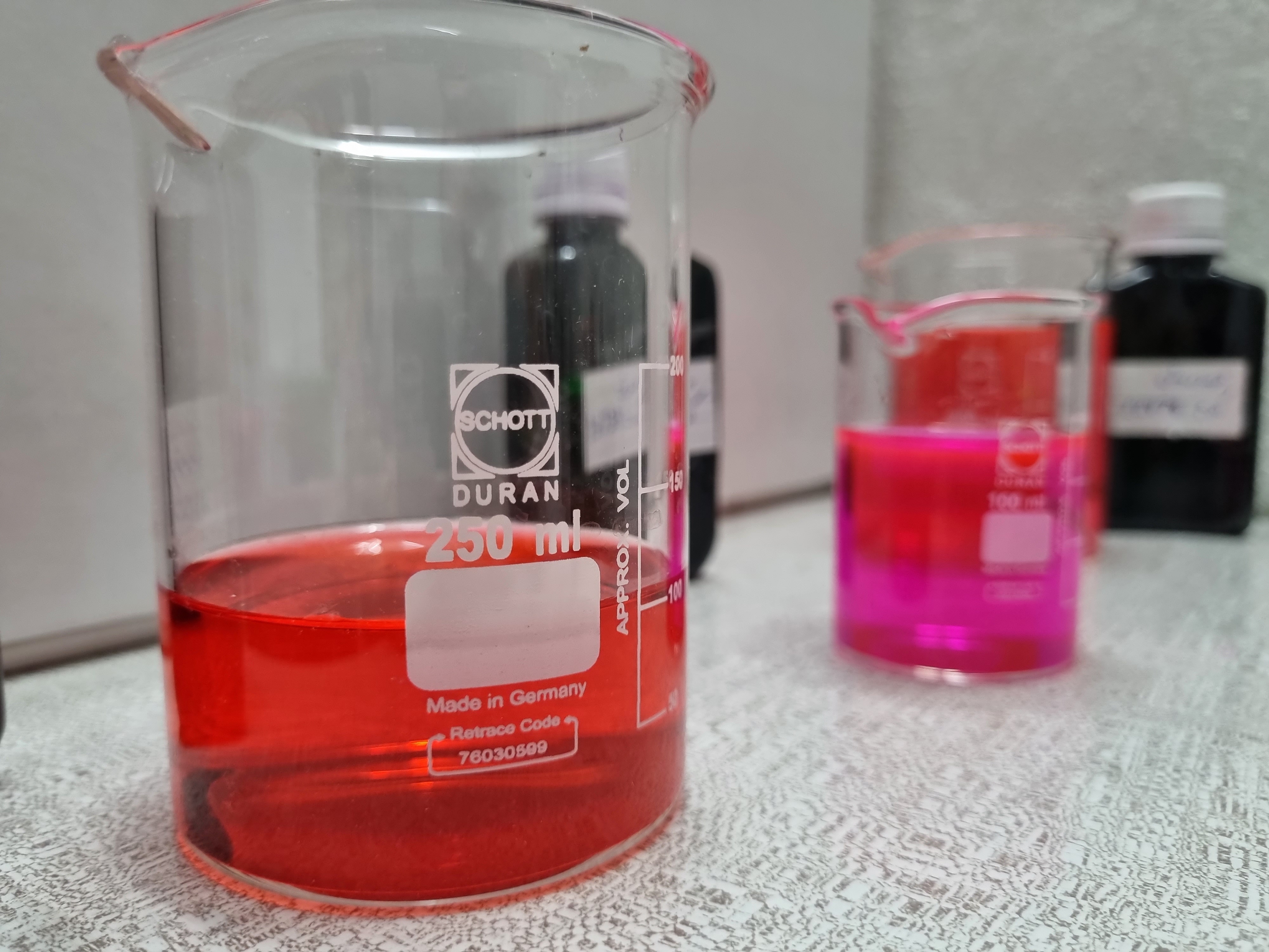 رنگ قرمز پایه روغنی