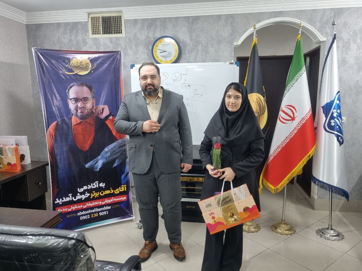 طراح و گرافیستور حرفه ای تیم تحقیقاتی.                          آقای ذهن برتر/خانم زرگر 