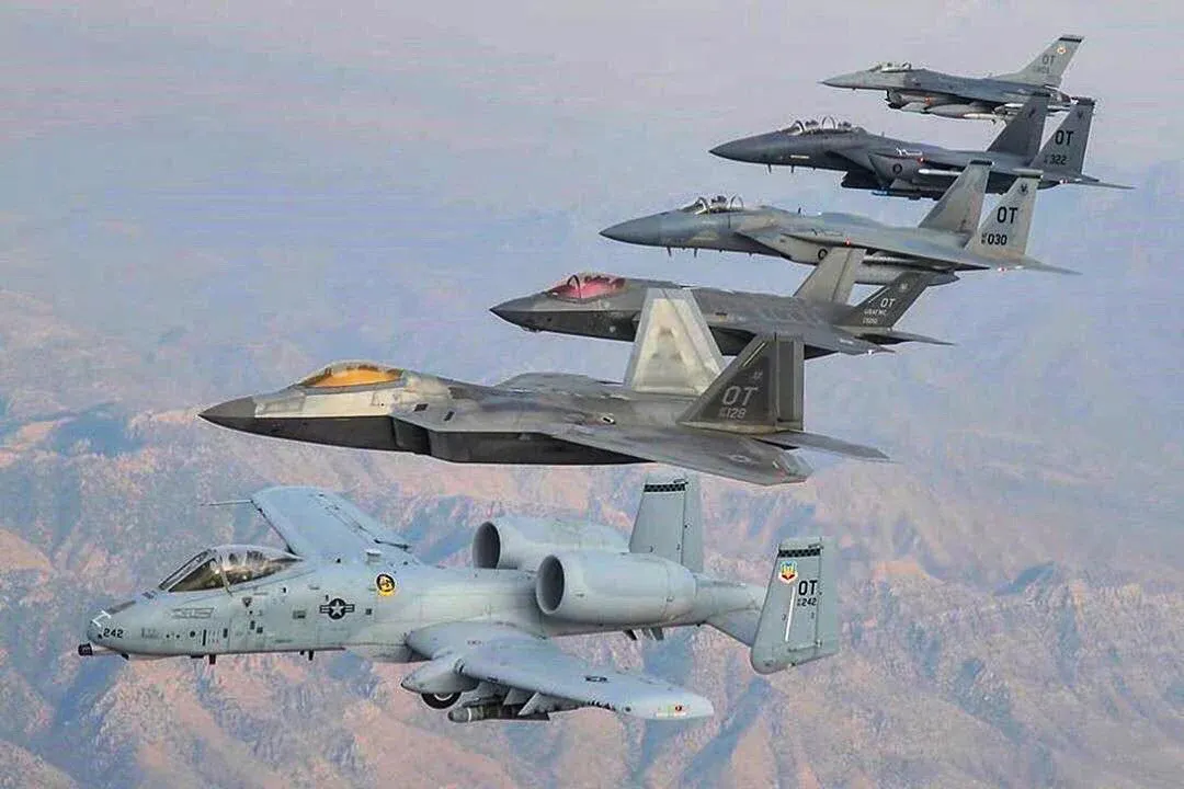 از بالا: F-16C و F-15D و F-15C و F-35 و F-22 و A-10