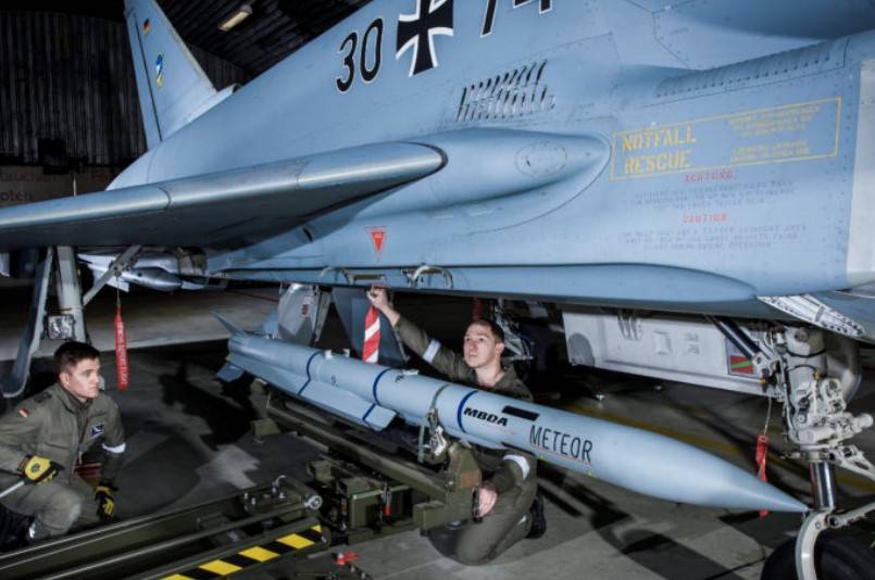 خدمه‌ی زمینی لوفت‌وافه (آلمان) در حال نصب موشک MBDA Meteor بر یک جنگنده‌ی Eurofighter Typhoon