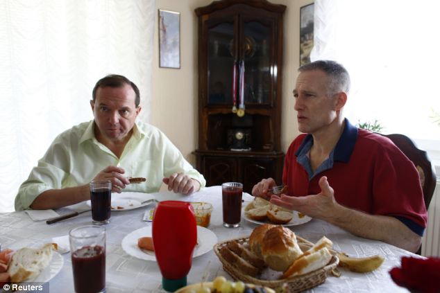 دشمنان دیروز، دوستان امروز — دانی پس از بازنشستگی از ارتش، به نانوایی مشغول شد.