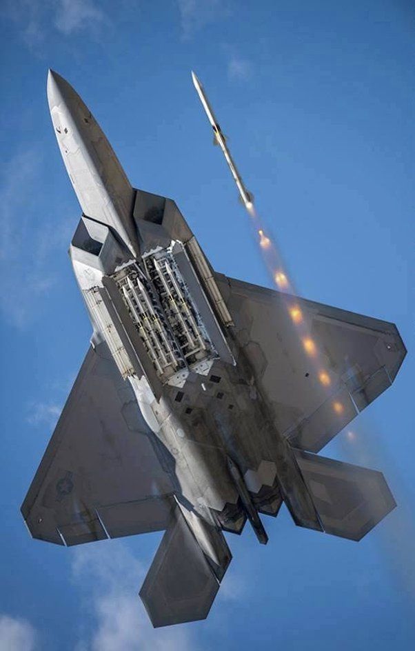 یک فروند F-22 که درب دهلیزهای خود را باز، و یک تیر موشک AIM-120 شلیک کرده است.