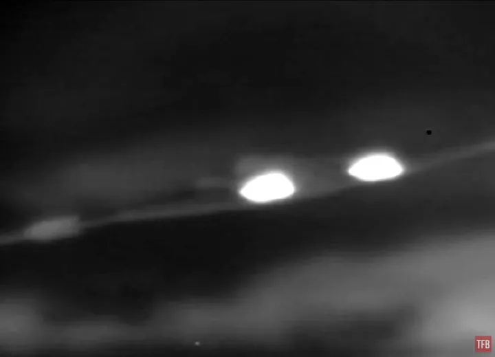 تصویر حرارتی Northrop B-2 Spirit (حسگرهای زمینی در عمل نمی‌توانند از این زاویه تصویربرداری کنند)