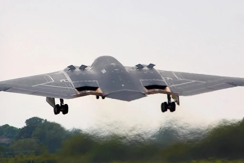 نازل‌های خروجی Northrop B-2 Spirit ن.ه ایالات متحده که بالاتر از بدنه قرار گرفته‌اند