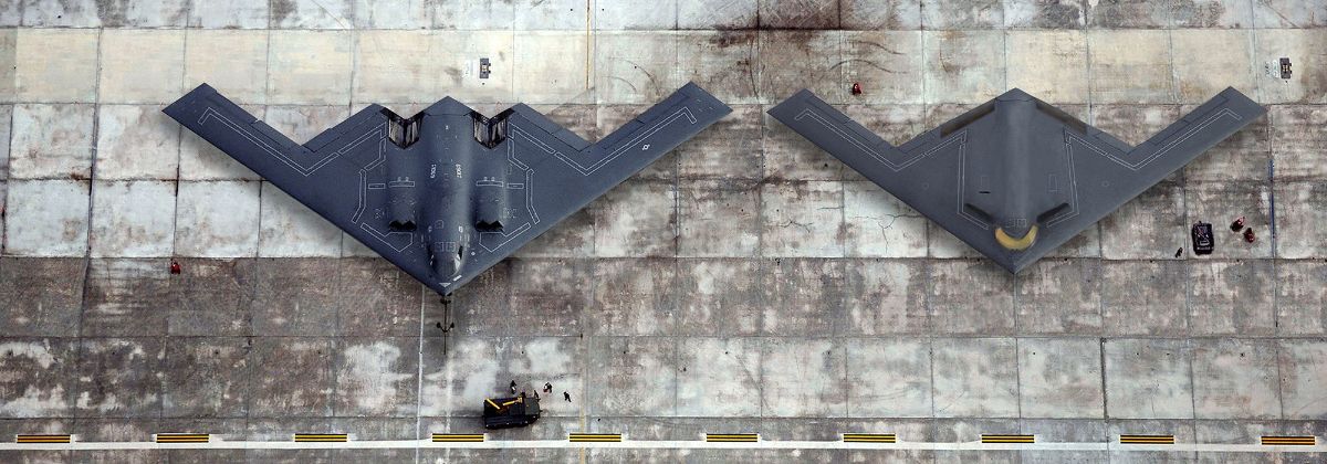 راست: B-21 Raider | چپ: B-2 Spirit