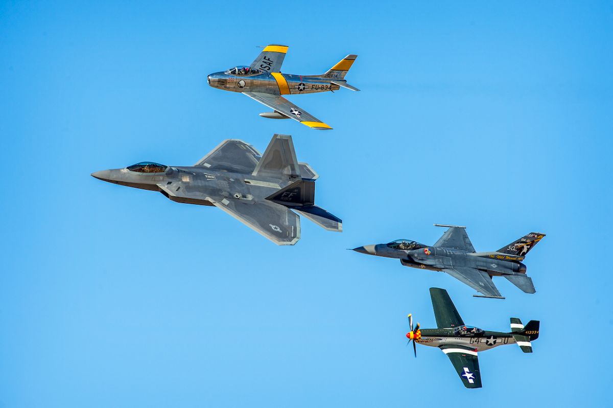 جلو: Lockheed Martin F-22 Raptor | عقب: General Dynamics F-16C Fighting Falcon |  بالا: North American F-86 Sabre | پایین: North American P-51D Mustang