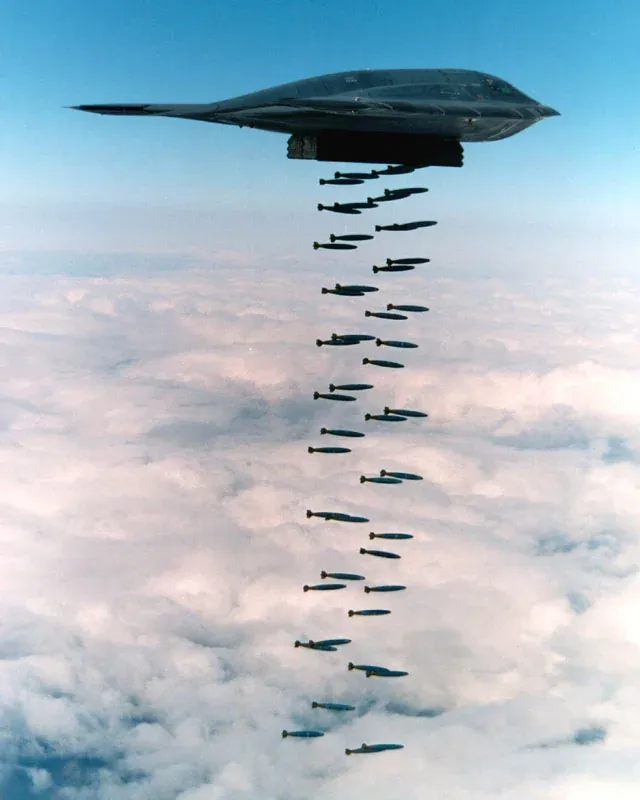 بمب‌افکن B-2 ن.ه ایالات متحده در حال انجام بمباران فرشی (carpet bombing) با بمب‌های Mk82