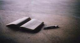 دفترچه‌ای با کاغذهای کاهی