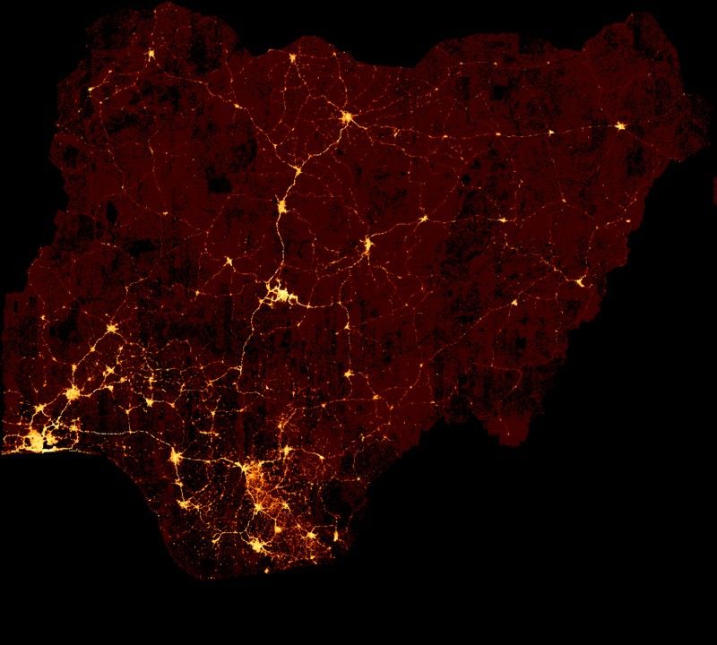 نقشۀ مناطق ثروتمند (قسمت‌های روشن‌تر) و فقیر (قسمت‌های تیره‌تر) در کشور نیجریه که توسط الگوریتم‌هایی که از داده‌های تماس تلفنی و عکس ماهواره‌ای استفاده می‌کنند تولید شده‌است.


