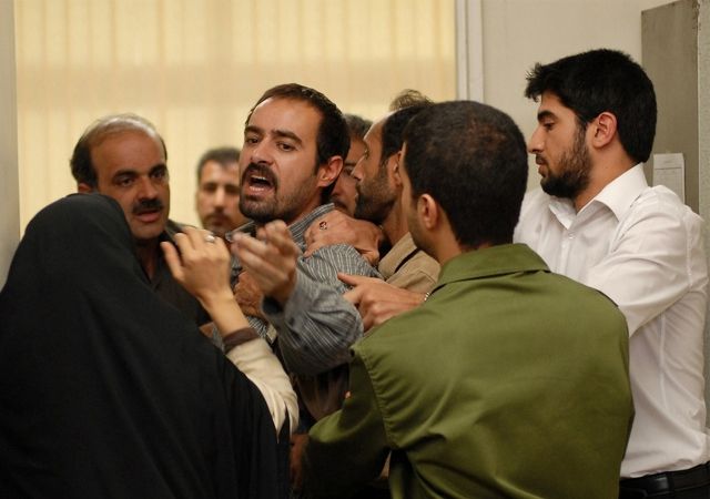 تو فیلم جدایی نادر از سیمین، نادر (پیمان معادی) تو دادگاه به دروغ میگه که نمیدونسته راضیه (ساره بیات) بارداره. چرا؟ چون میدونه که اگر راستش رو بگه، پیشفرض اینه که بچهی راضیه به خاطر هل دادن نادر سقط شده و کسی نمیره بررسی کنه و ببینه آیا واقعاً همین بوده دلیل سقط، یا دلیل دیگهای داشته؟ و اینکه اینطور مجازات بشه عادلانه نیست. بنابراین، حتی اگر قرار به پیدا کردن مقصر و مجازات باشه، فرد باید مطمئن باشه باهاش عادلانه برخورد میشه، تا راستش رو بگه. این یکی از مهمترین پایههای Just Culture به حساب میاد که ریشهی رویکرد بیسرزنش در کالبدشکافیهاست و ایده محوریش اینه که باید بین پاسخگویی و ایمنی، تعادل برقرار کرد.