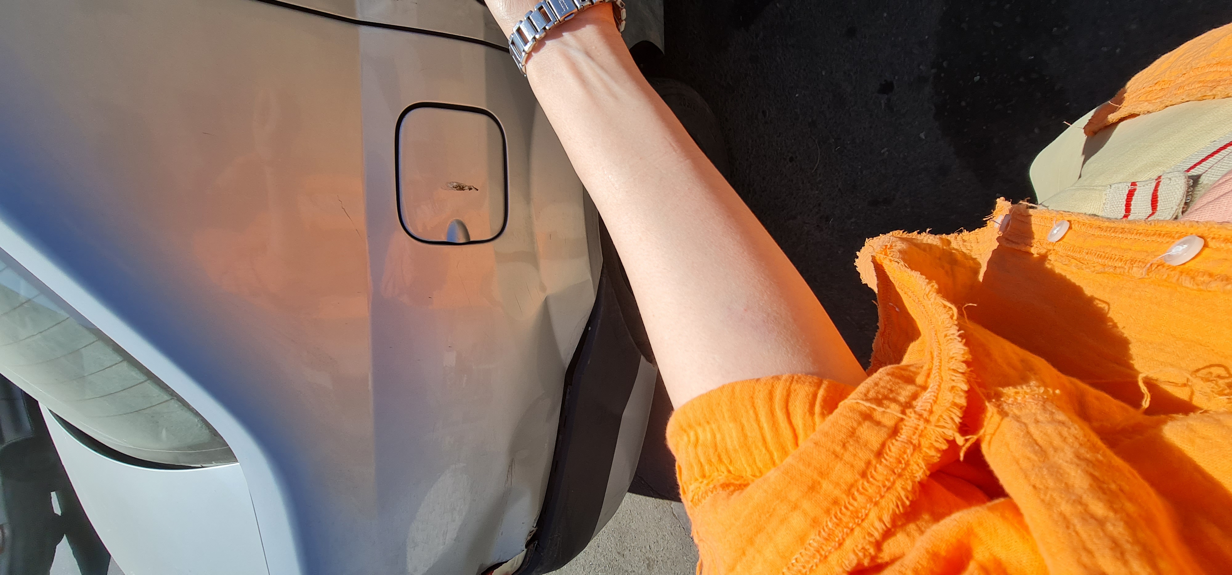 بلوز نارنجی که در آن نمردم و گلگیری که فرو رفت.