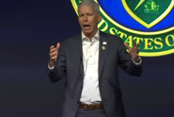 کریس رایت وزیر انرژی آمریکا در حال سخنرانی