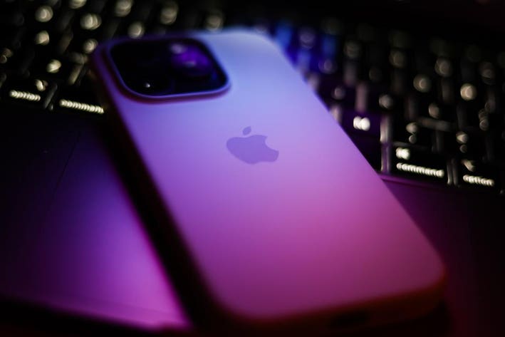 قاب آیفون 17 با نام TechWoven و طراحی انقلابی؛ بند گردنی برای نخستین بار