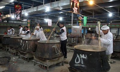 شله مشهدی با آداب و رسوم خاص معنوی طبخ و توزیع می شود


