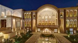 بنای عاشقانه‌ای در کاشان