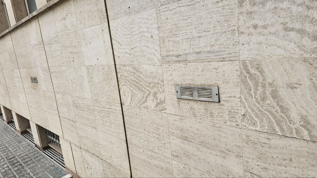 دریچه های هوای تازه در نما در ساختمان وزارت اقتصاد و دارایی