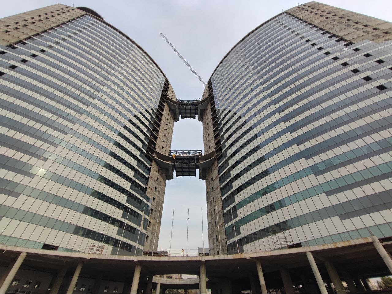 پروژه برج های دوقلو گلستان و استفاده از شیشه سولار (جاذب انرژی)