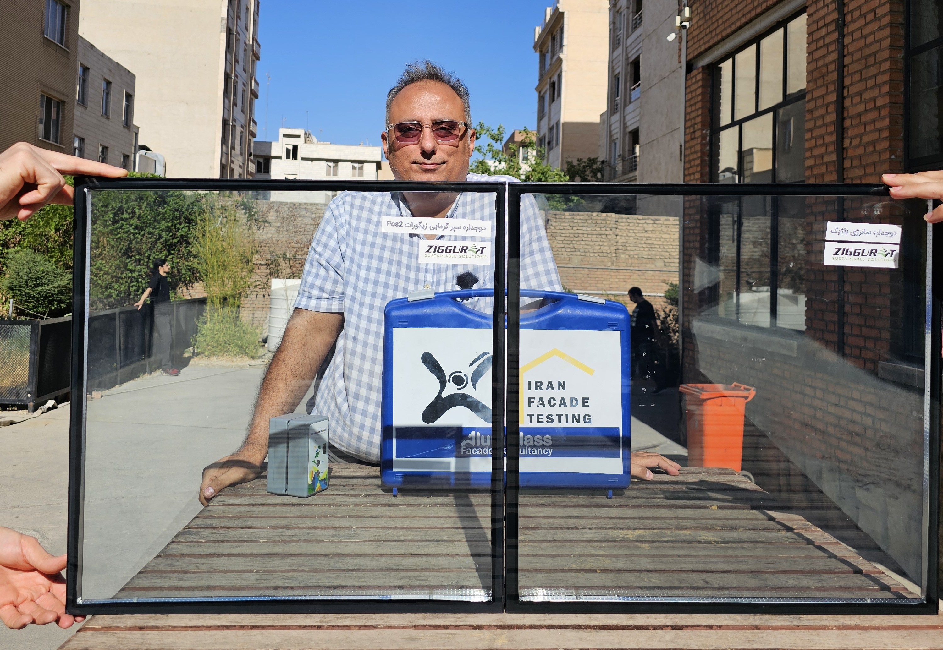 سمت راست شیشه دوجداره سولار AGC بلژیک - سمت چپ شیشه دوجداره زیگورات ایرانی