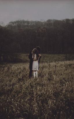 یه نفرو می خوام بغلم کنه.