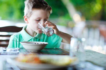 عوارض خوردن اب در بین غذا