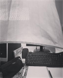 پرده، یگانه نوازش روزهایم