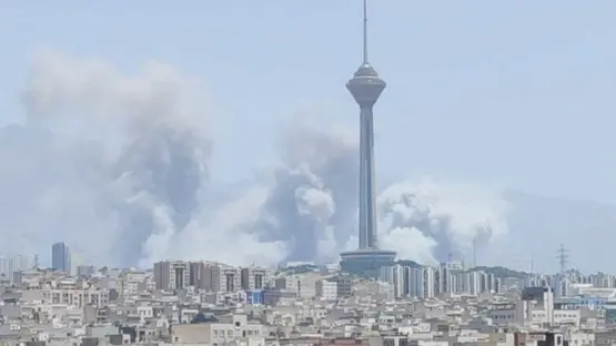 برج میلاد در کنار شهر