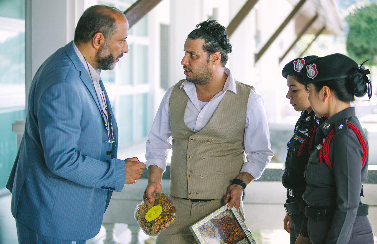 سکانس سوغاتی دادن به زنان تایلند