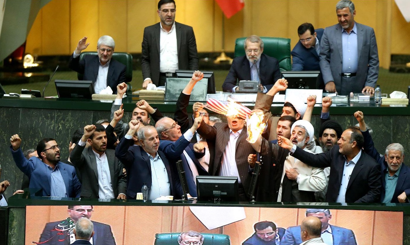 آتشزدن پرچم آمریکا در مجلس شورای اسلامی در واکنش به خروج آمریکا از برجام، خبرگزاری خانهی ملت