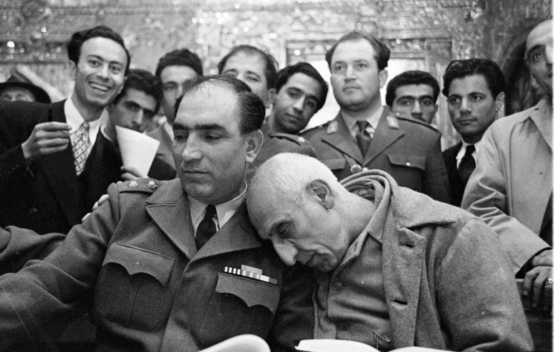 خبرآنلاین: عکس بالا در دادگاه دکتر محمد مصدق بعد از کودتای ۲۸ مرداد ۳۲ ثبت شده است. ناامیدی مصدق را بنگریم یا امیدواری و شعف چهرههای پشت سرش را؟!