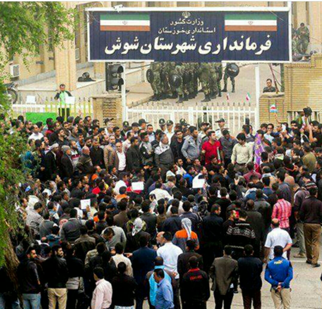 عکس متعلق به بیستمین روز تظاهرات و اعتصاب سراسری کارگران شرکت هفت تپه خوزستان میباشد که کارگران به دنبال مطالبات خود به مراجع قانونی مراجعه کردند اما مراجع قانونی به جای رسیدگی به مطالبات آنان کارگران معترض را بازداشت کردند.