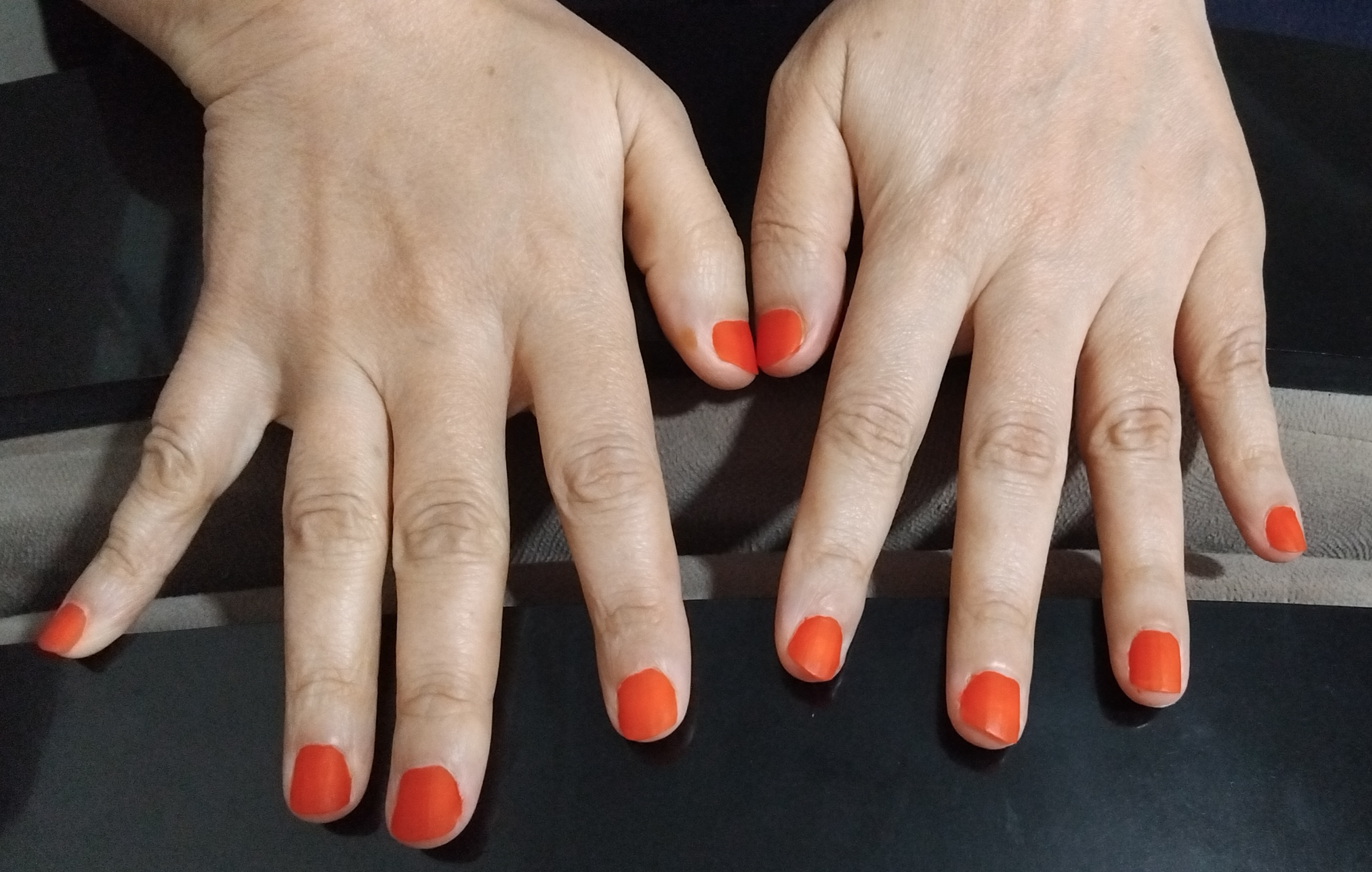 دست های مامان با لاک قرمز