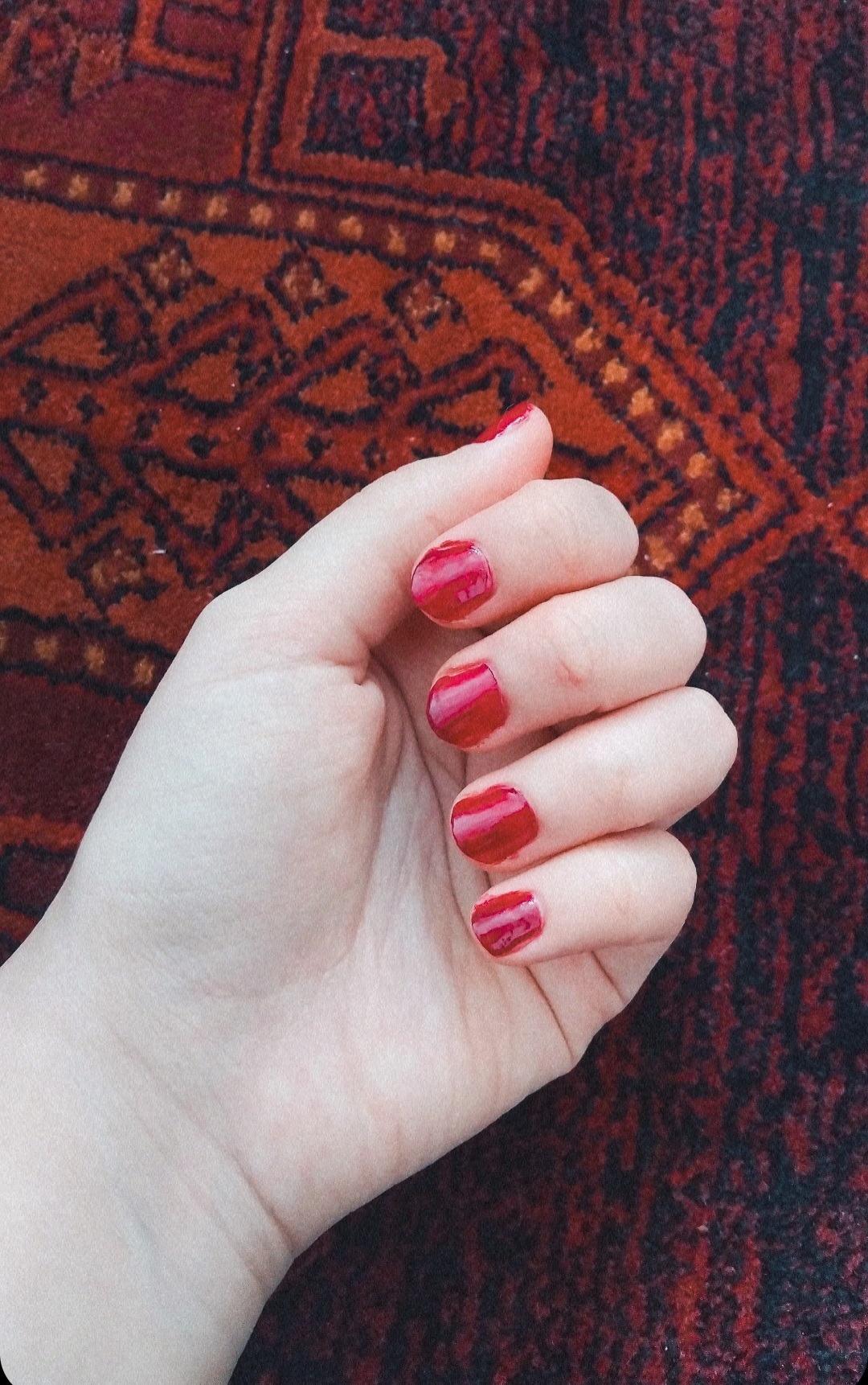 لاک سرخ خواهر روی دست من