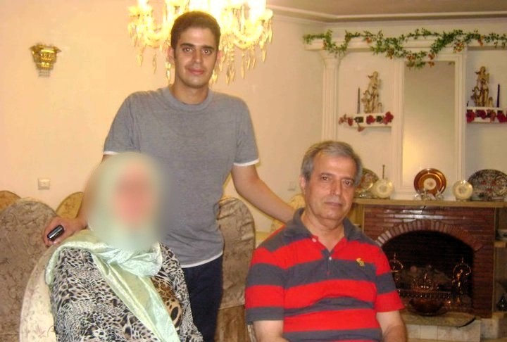 مسعود تواضعی بههمراه پدرومادرش