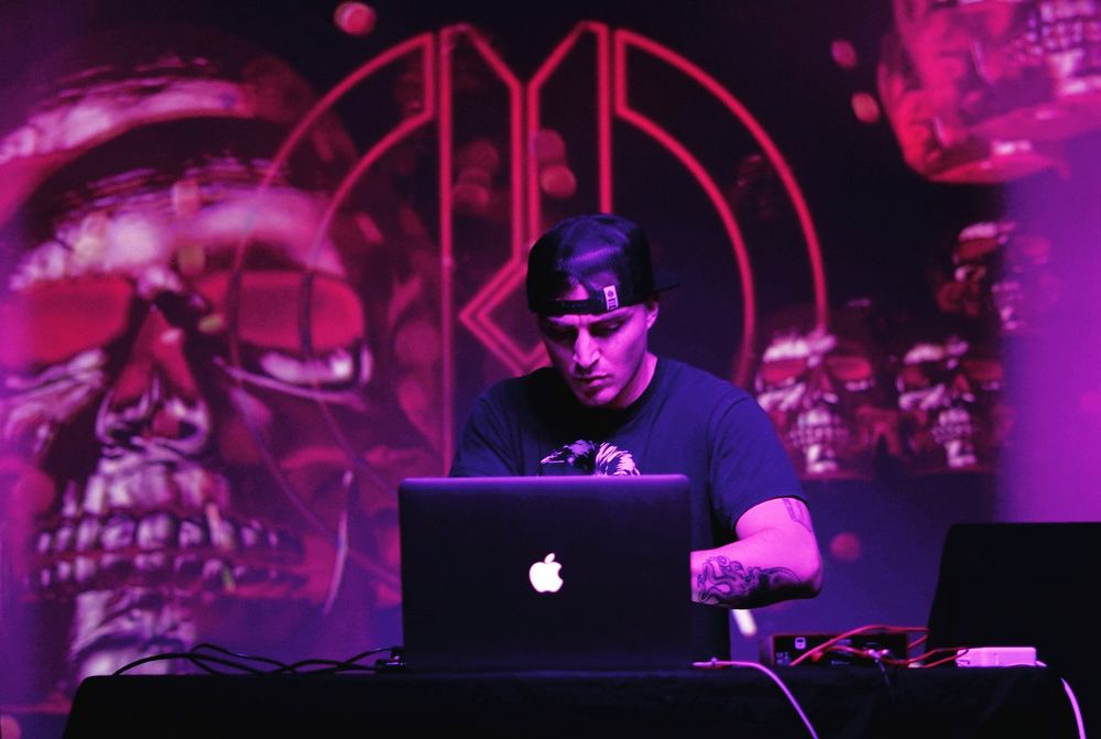 آقای Daniel Deluxe که زحمت موسیقی رو کشیدن