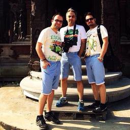 دوستان عشق و احترام را به یکدیگر هدیه میدهند