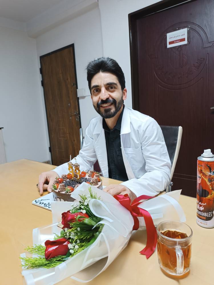 بهش گفته بودیم یکی از اقوام برای بیماریش اومده تهران، داشت میرفت اونا رو ببینه که دم پانسیون با برف شادی خفتش کردیم:))